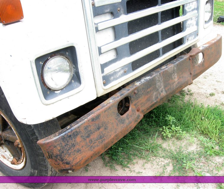 image for item 2425 1980 International 1724 dump truck