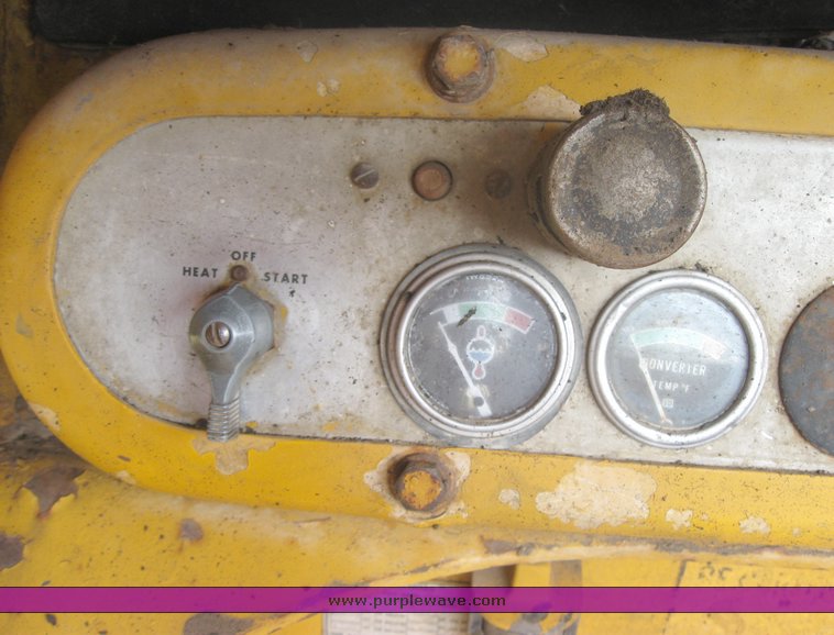 image for item 2463 1965 Cat 955H crawler loader