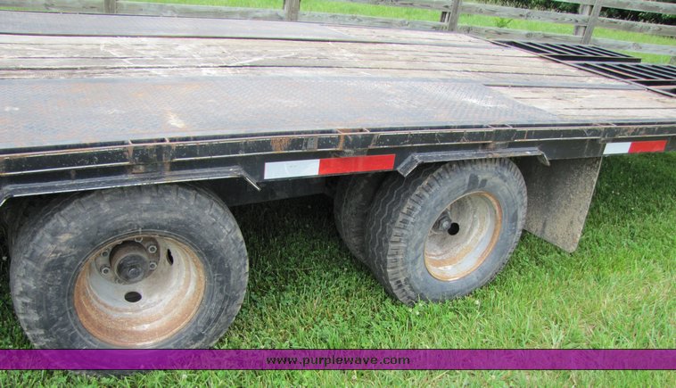 image for item 3325 2005 35' flat bed trailer