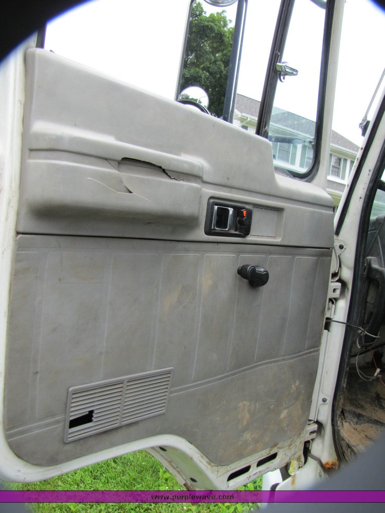 image for item 3326 1987 GMC 7000 forward cab over 24' rollback truck