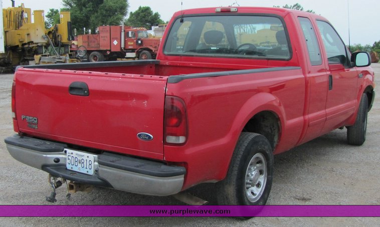 image for item 3346 2003 Ford F250 Super Duty extended cab pickup truck