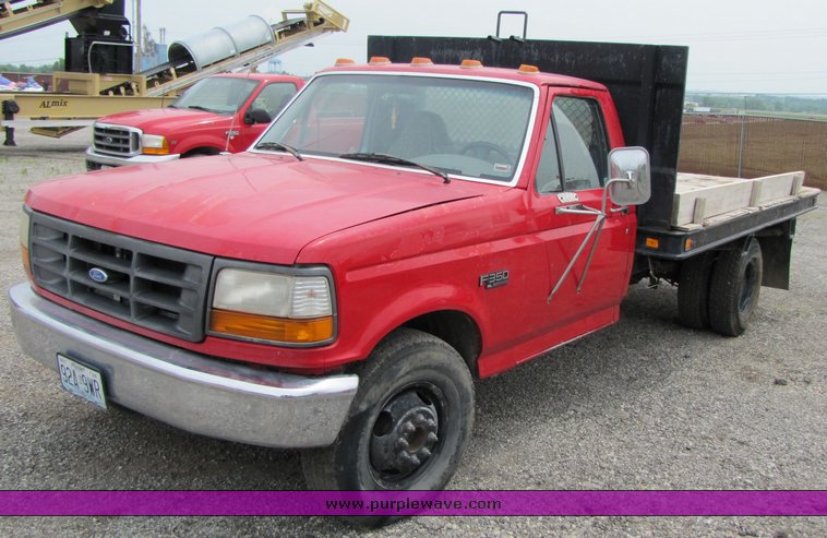image for item 3348 1997 Ford F350 flatbed truck