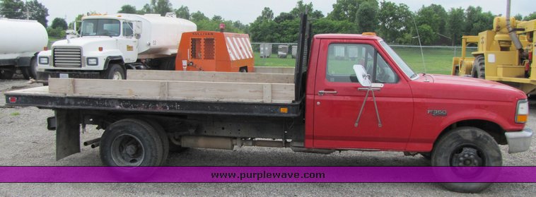 image for item 3348 1997 Ford F350 flatbed truck