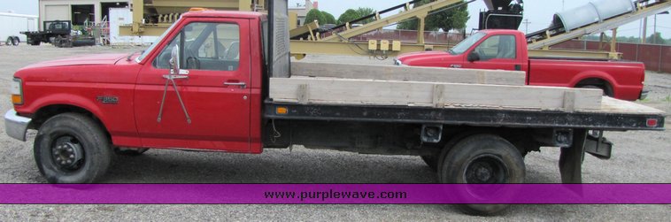 image for item 3348 1997 Ford F350 flatbed truck