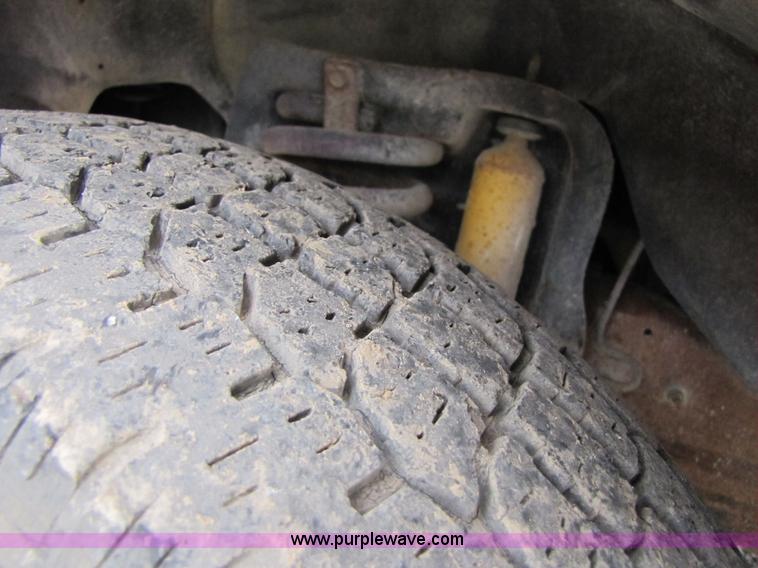 image for item 3348 1997 Ford F350 flatbed truck