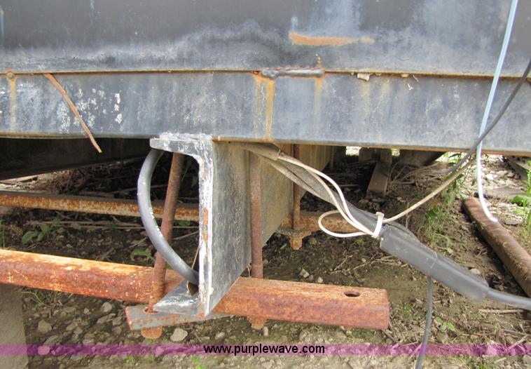 image for item 3352 9' truck flatbed