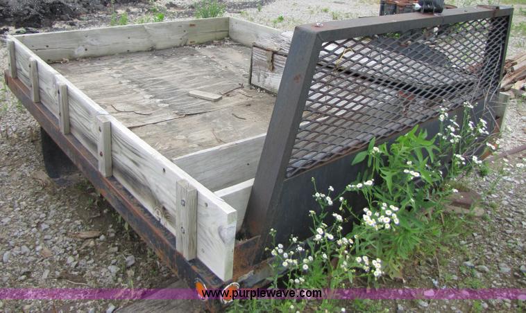 image for item 3353 9' truck flatbed