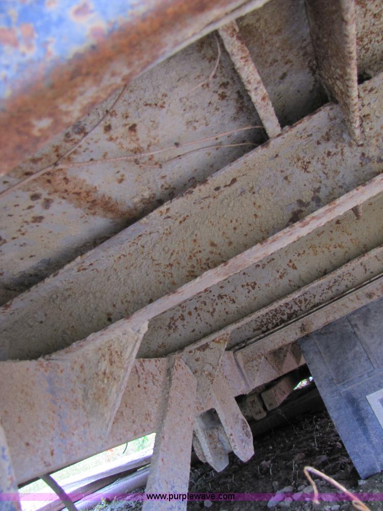 image for item 3353 9' truck flatbed