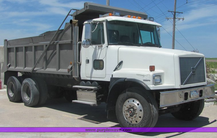 image for item 4622 1998 Volvo dump truck