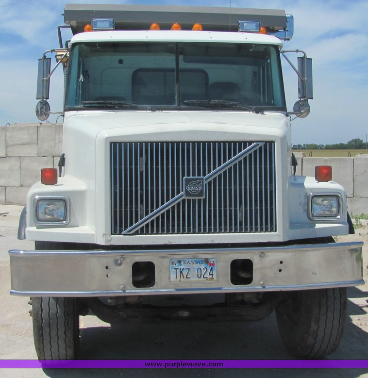 image for item 4622 1998 Volvo dump truck