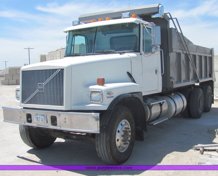 image for item 4622 1998 Volvo dump truck