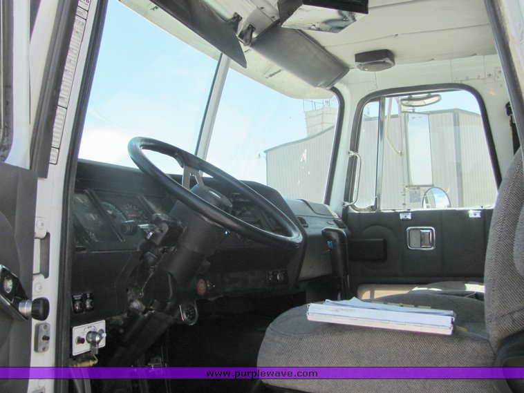 image for item 4622 1998 Volvo dump truck