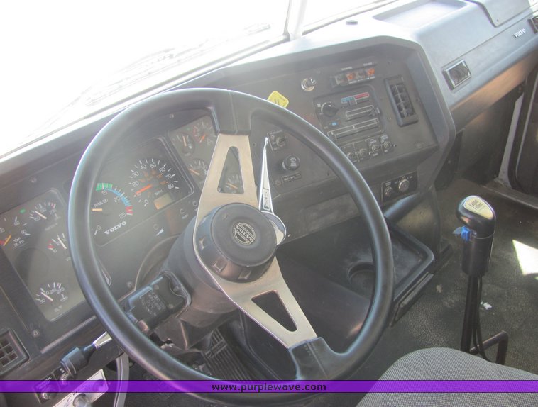 image for item 4622 1998 Volvo dump truck