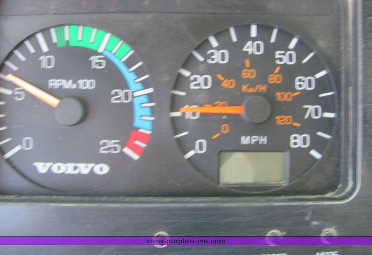 image for item 4622 1998 Volvo dump truck