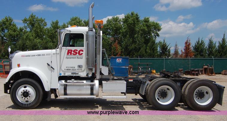 image for item 6040 2004 Freightliner FLD120 semi truck