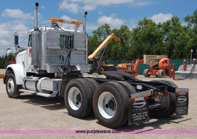 image for item 6040 2004 Freightliner FLD120 semi truck