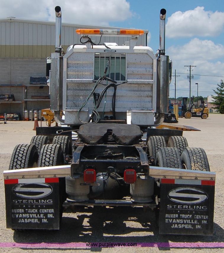 image for item 6040 2004 Freightliner FLD120 semi truck