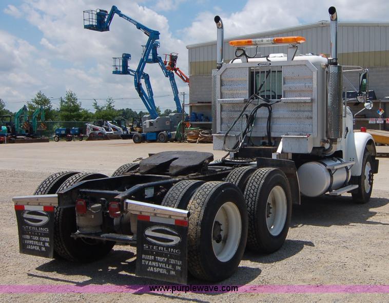 image for item 6040 2004 Freightliner FLD120 semi truck