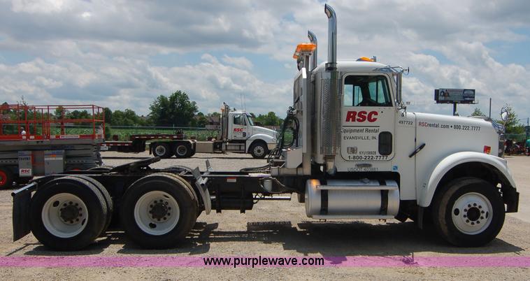 image for item 6040 2004 Freightliner FLD120 semi truck