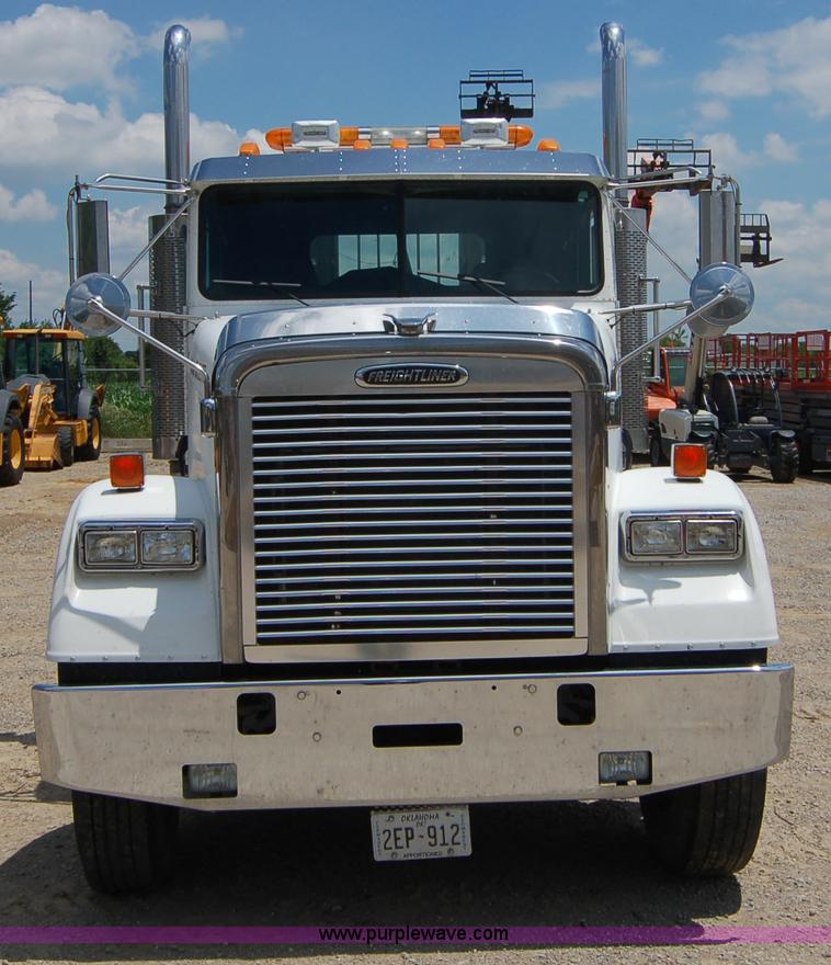 image for item 6040 2004 Freightliner FLD120 semi truck