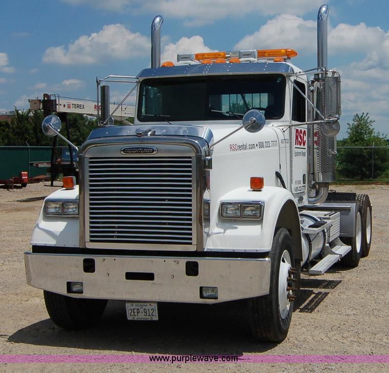 image for item 6040 2004 Freightliner FLD120 semi truck