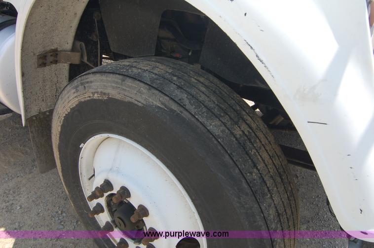 image for item 6040 2004 Freightliner FLD120 semi truck