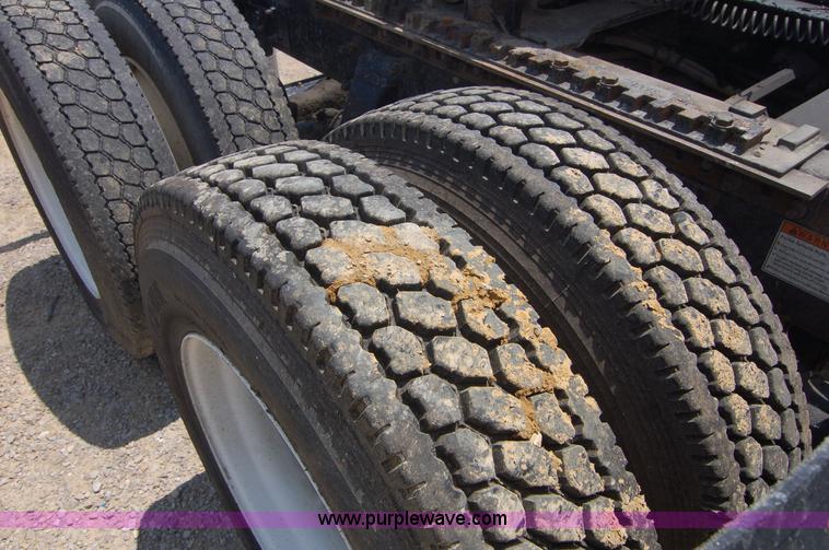 image for item 6040 2004 Freightliner FLD120 semi truck