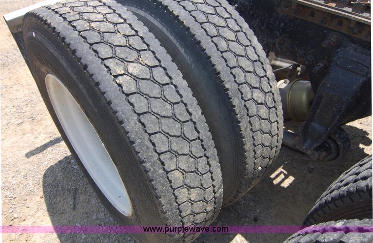 image for item 6040 2004 Freightliner FLD120 semi truck