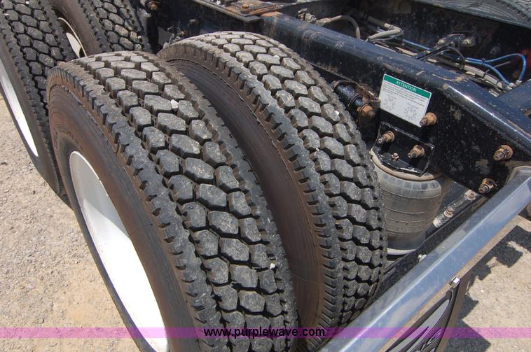 image for item 6040 2004 Freightliner FLD120 semi truck