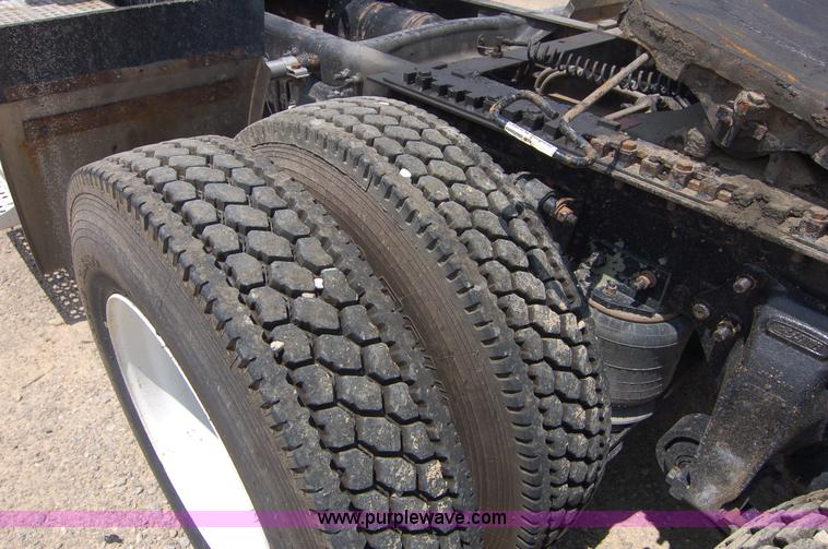 image for item 6040 2004 Freightliner FLD120 semi truck