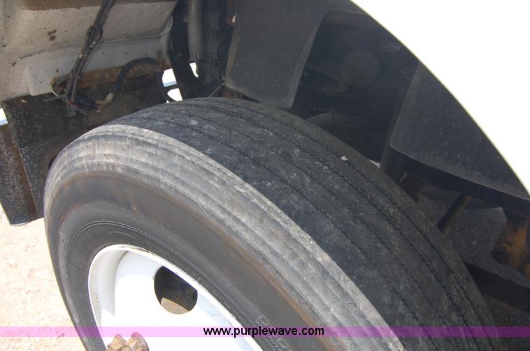 image for item 6040 2004 Freightliner FLD120 semi truck