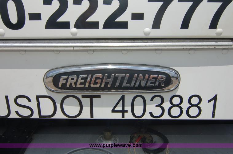 image for item 6040 2004 Freightliner FLD120 semi truck