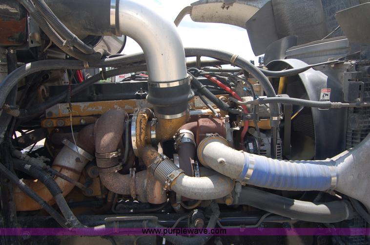 image for item 6040 2004 Freightliner FLD120 semi truck