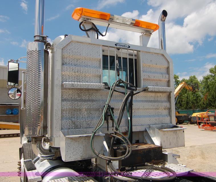 image for item 6040 2004 Freightliner FLD120 semi truck