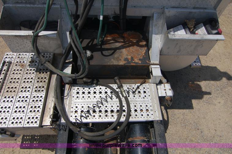 image for item 6040 2004 Freightliner FLD120 semi truck