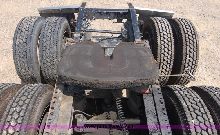 image for item 6040 2004 Freightliner FLD120 semi truck