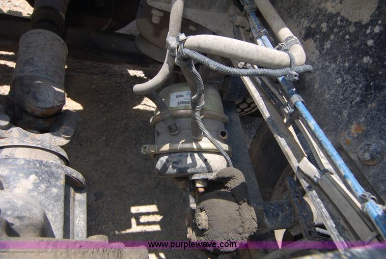 image for item 6040 2004 Freightliner FLD120 semi truck