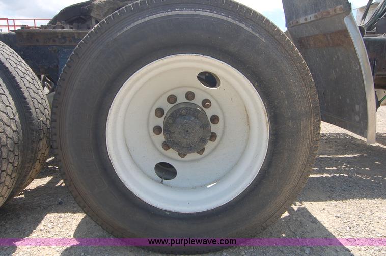 image for item 6040 2004 Freightliner FLD120 semi truck