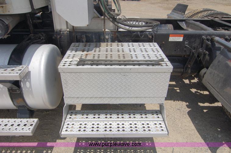 image for item 6040 2004 Freightliner FLD120 semi truck