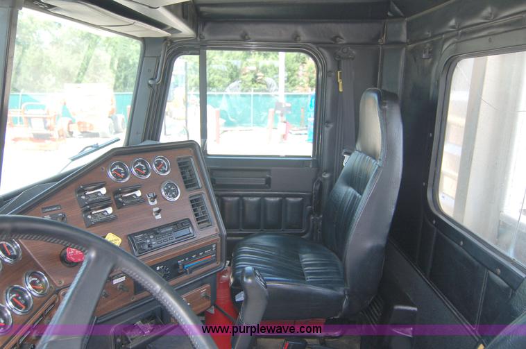 image for item 6040 2004 Freightliner FLD120 semi truck