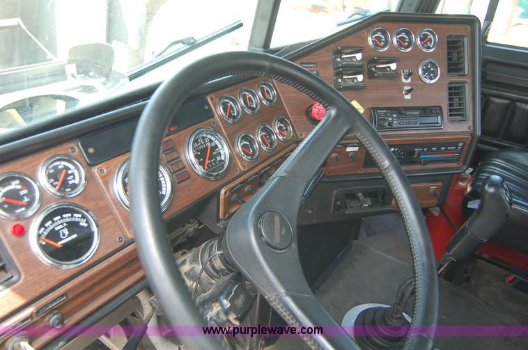 image for item 6040 2004 Freightliner FLD120 semi truck