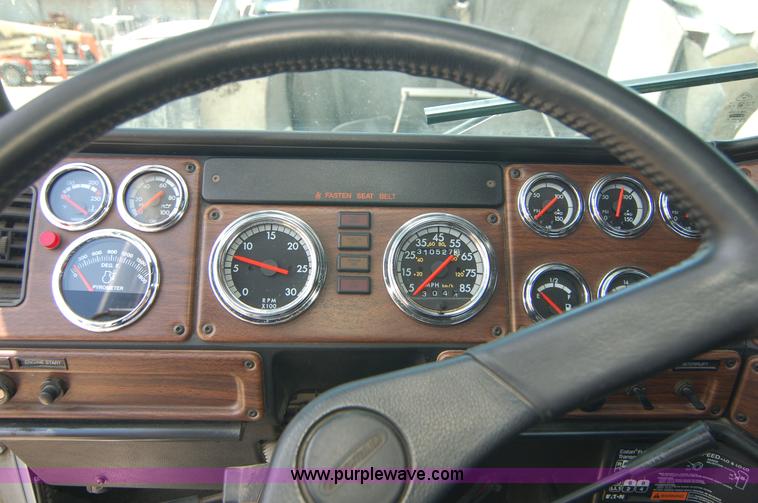 image for item 6040 2004 Freightliner FLD120 semi truck