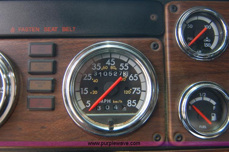 image for item 6040 2004 Freightliner FLD120 semi truck