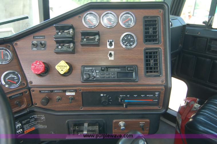 image for item 6040 2004 Freightliner FLD120 semi truck