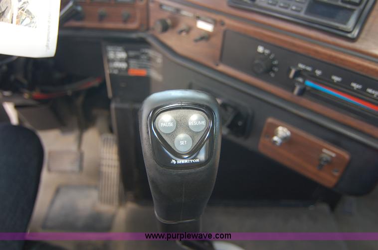 image for item 6040 2004 Freightliner FLD120 semi truck