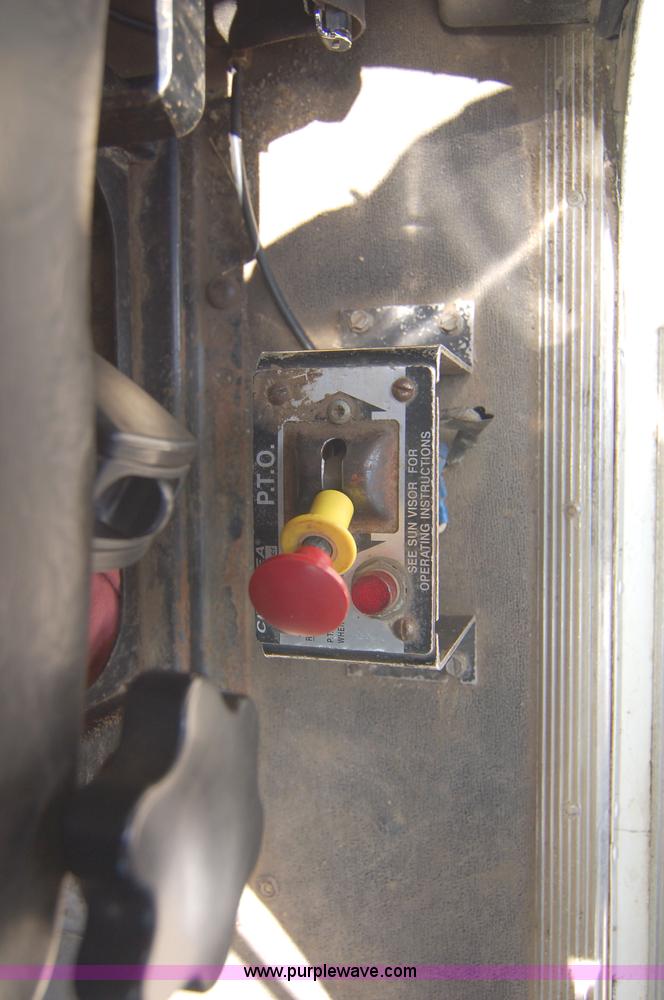 image for item 6040 2004 Freightliner FLD120 semi truck