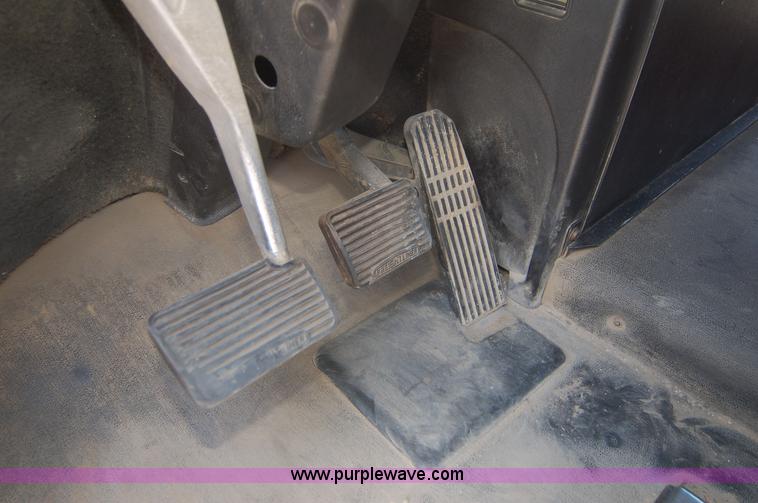 image for item 6040 2004 Freightliner FLD120 semi truck