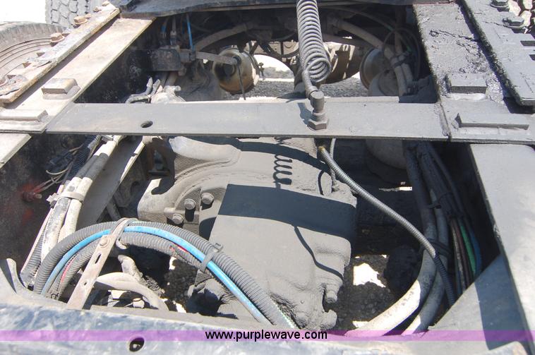 image for item 6040 2004 Freightliner FLD120 semi truck