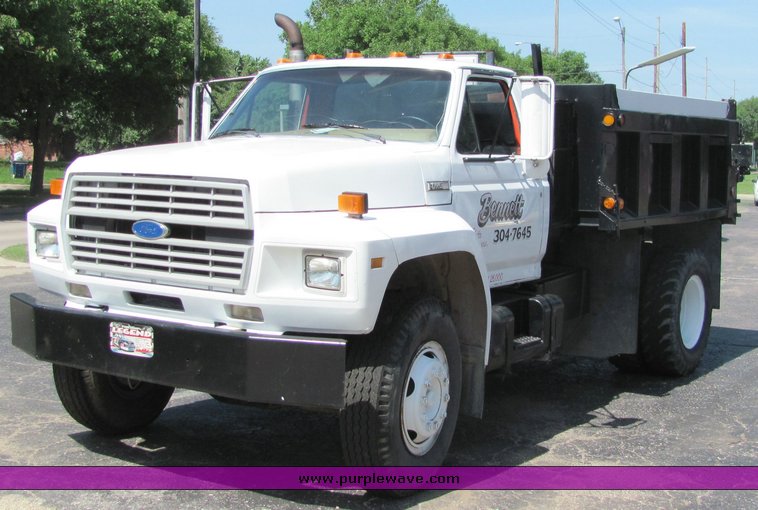 image for item 6106 1983 Ford F700 dump truck