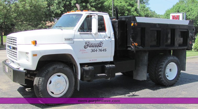 image for item 6106 1983 Ford F700 dump truck
